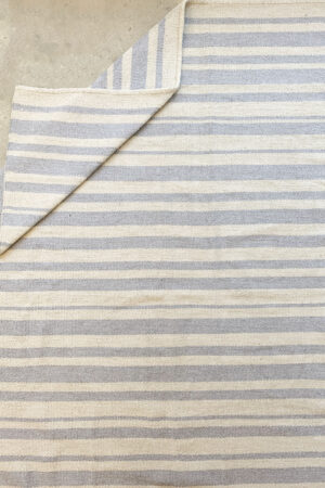 Tapete listrado com tons claros para ambientes minimalistas l Koord Tapeçaria