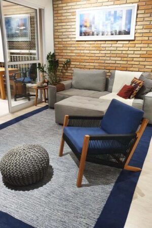 Tapete artesanal mesclado com borda em Sala ambientada, Cores: Areia e Azul Marinho