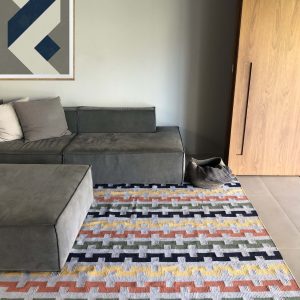 Tapete Artesanal em Sala, Cores: Areia, Mostarda, Azul Marinho, Verde Azeitona e Telha.