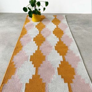 Tapete Passadeira com estampa triangular, Cores: Areia, Amarelo Mostarda e Rosa Seco.