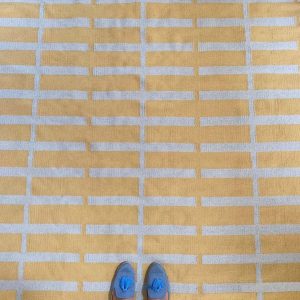 Tapete quadrado amarelo com linhas geométricas . Koord Tapeçaria
