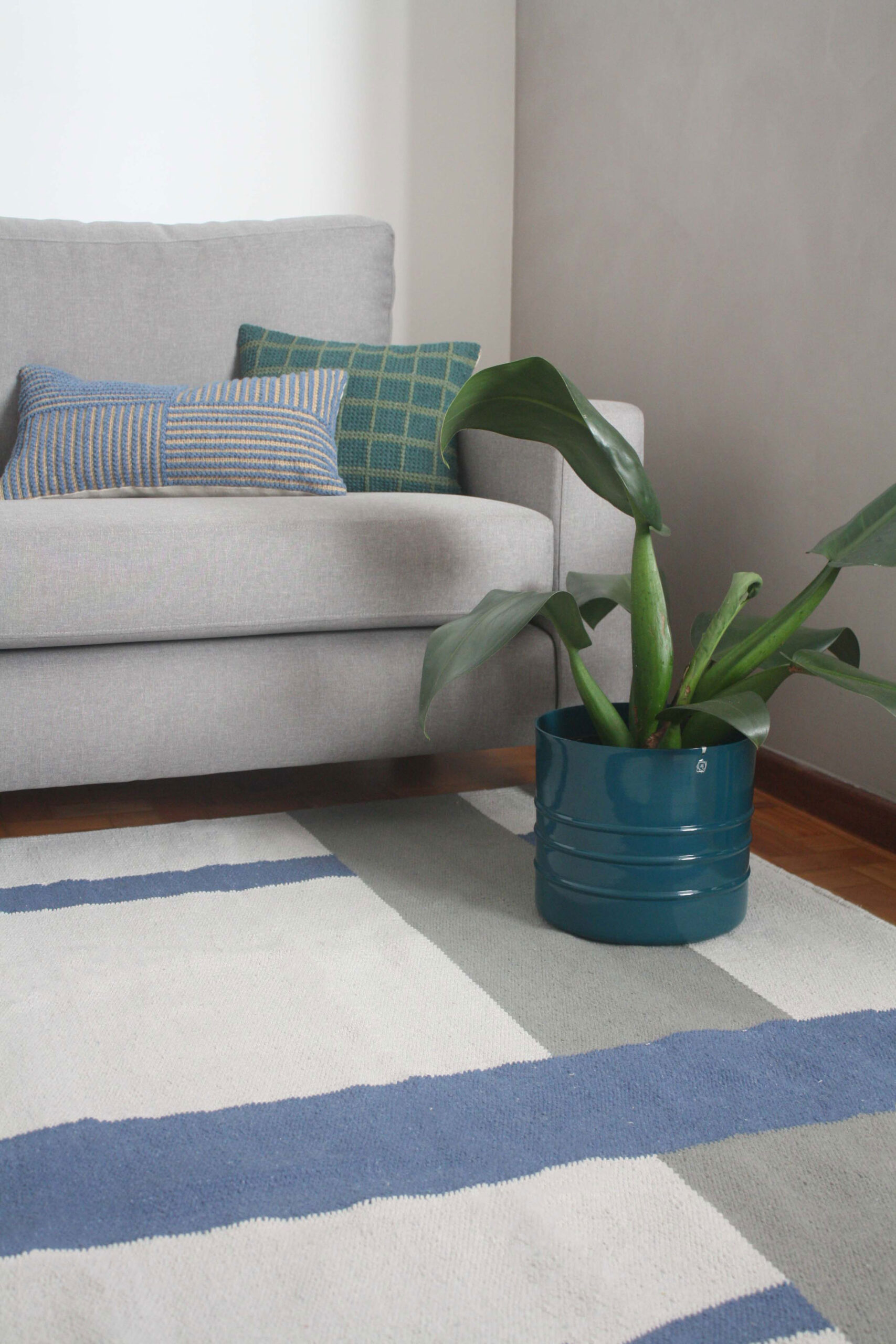 Tapete para sala moderna albert l Koord Tapeçaria Tapete artesanal para sala moderno, Cores: Areia, Azul Celeste e Caqui. Design xadrez, dando contraste e um toque especial em sua decoração! l Koord
