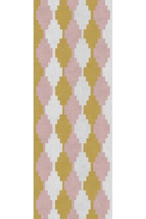 Tapete Passadeira com estampa triangular, Cores: Areia, Amarelo Mostarda e Rosa Seco.