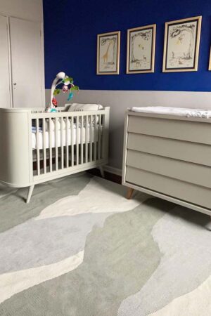 Tapete neutro em Quarto de bebê .George nas Cores: Areia, Caqui e Cinza Claro.