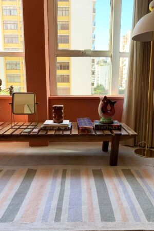 Tapete neutro em Sala Listrado com borda mod Henry nas Cores: Areia, Caqui, Cinza Claro e Café com Leite