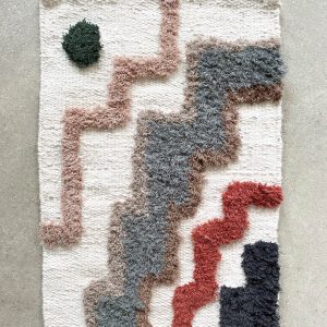 Tapete de parede bordado à mão em cores: Cru, Cinza Chumbo, Telha, Chocolate, Caqui, Bege Claro, Rosa Seco e Verde Militar l Koord Tapeçaria