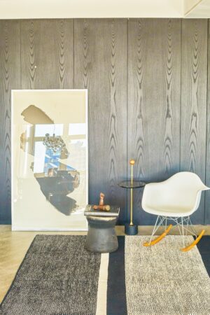 Tapete artesanal riscado contemporâneo artesanal areia e preto l Koord Tapeçaria