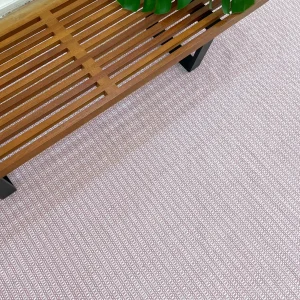 Tapete artesanal Raiz 1,82 x 2,56  cru e rosa seco feito à mão, 100% algodão reciclado