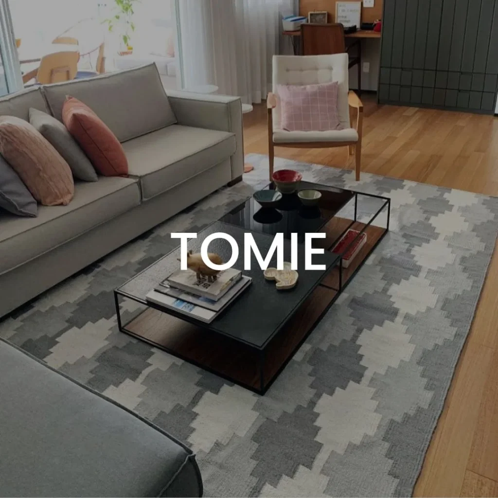 Tapete artesanal desenhado com forma trinagular modelo Tomie l Koord Tapeçaria