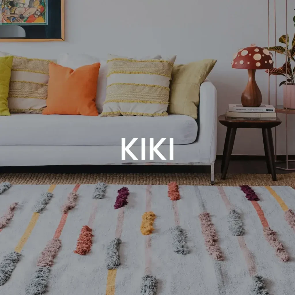 Tapete Artesanal com texturas e pompons modelo KIKI l Koord Tapeçaria