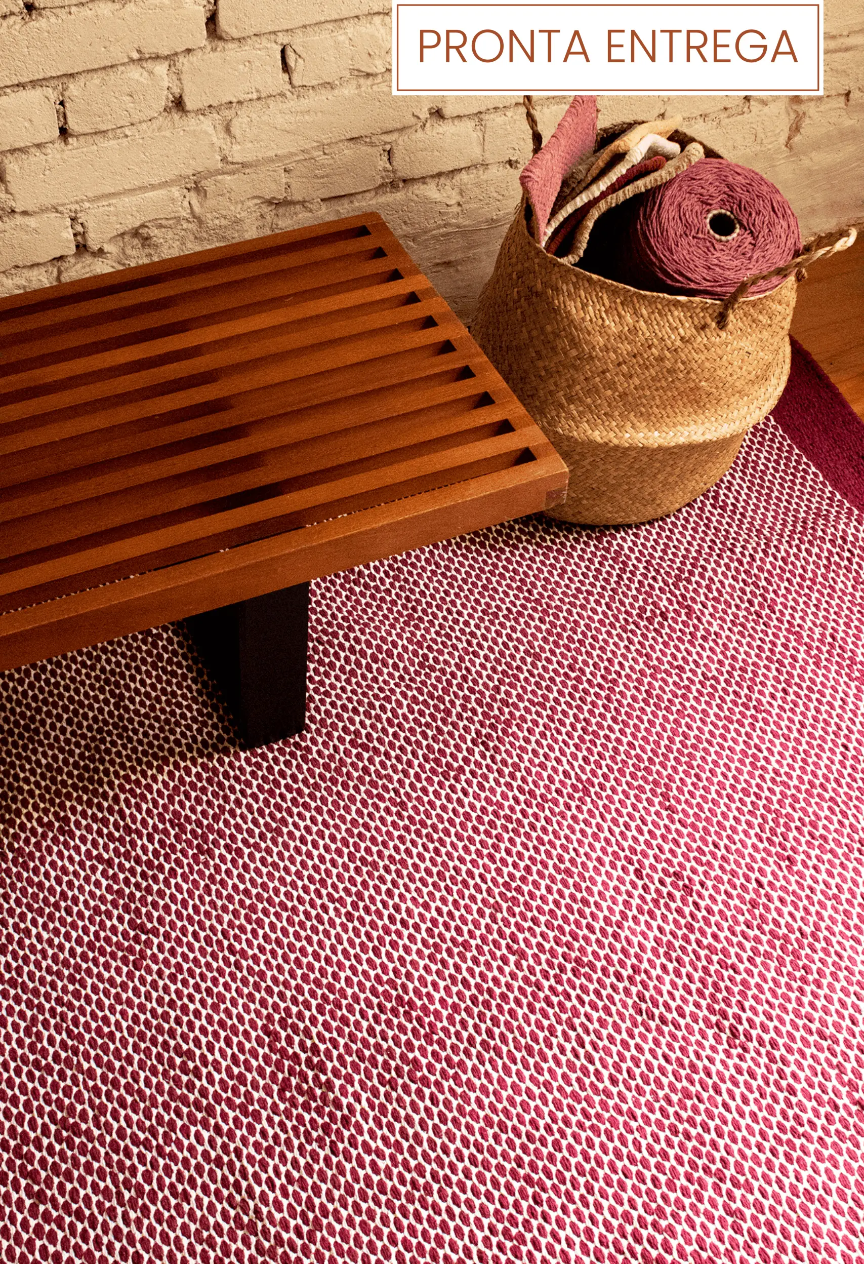 Tapete Trama 1,56 x 2,12 Cru e Bordô Texturas feito à mão, 100% algodão reciclado (1)
