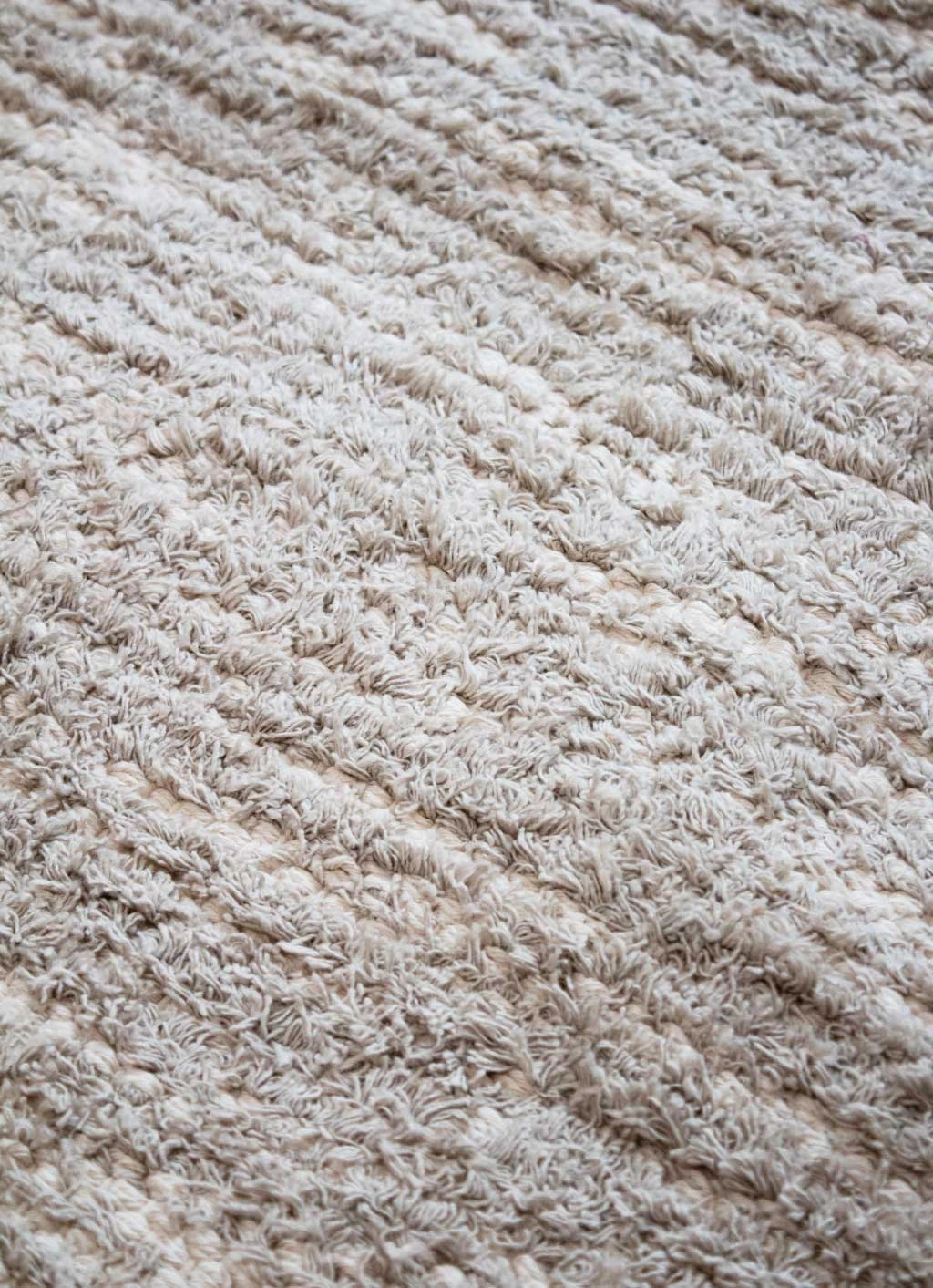 Tapete artesanal Felpo Cru e Areia Fios peludos l koord tapeçaria Tapete artesanal Felpo Cru e Areia Fios peludos l koord tapeçaria