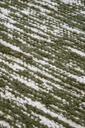 Tapete artesanal Felpo 4 Cru e Azeitona Fios peludos detalhe l koord Tapeçaria