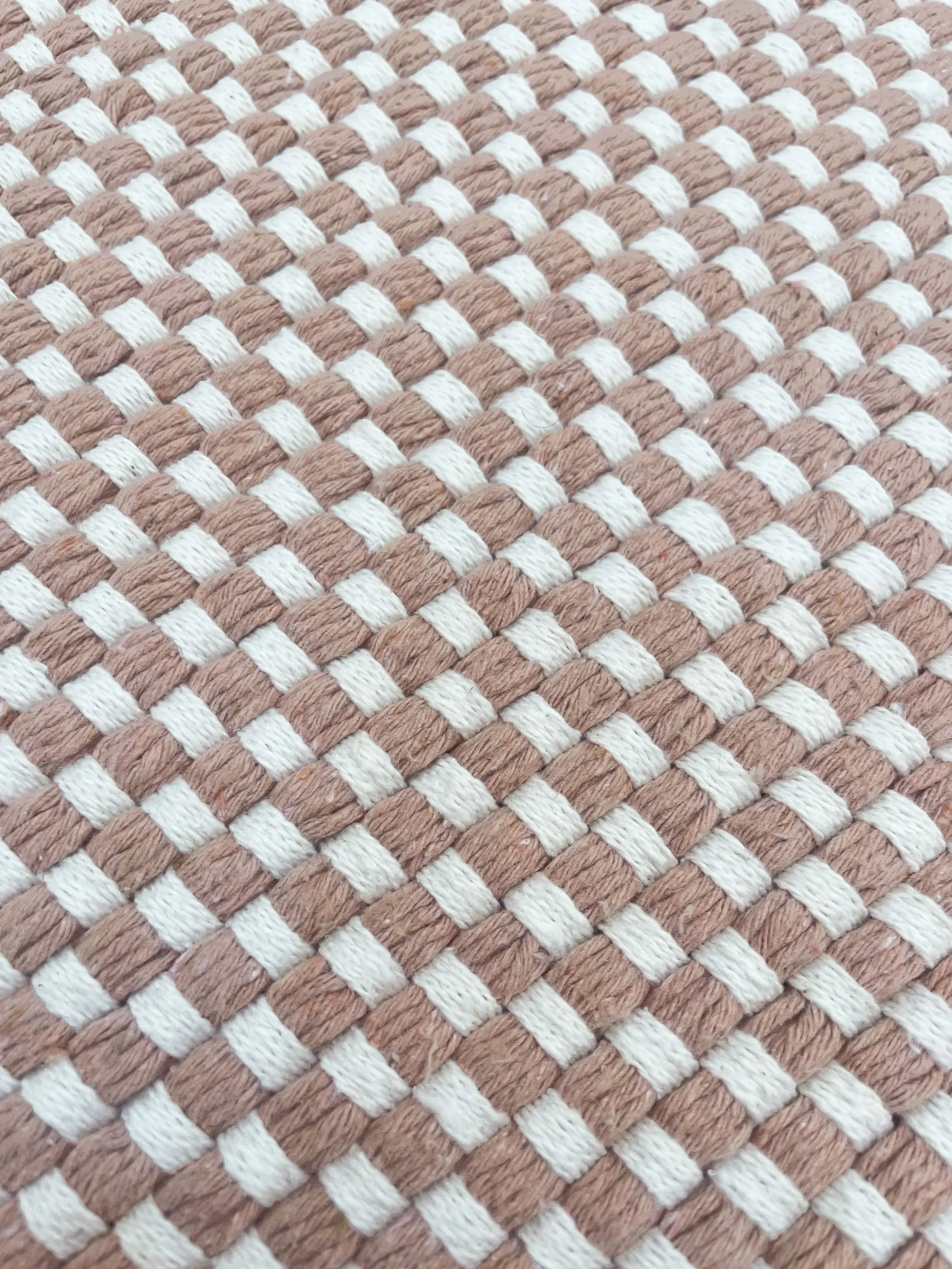 Tapete artesanal Cascalho cru e rosa seco detalhe l koord tapeçaria Tapete artesanal Cascalho cru e rosa seco detalhe l koord tapeçaria