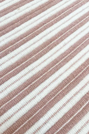 tapete artesanal rocha-cru-e-rosa-seco detalhe l koord tapeçaria