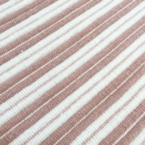 tapete artesanal rocha-cru-e-rosa-seco detalhe l koord tapeçaria