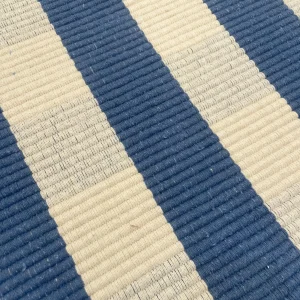 tapete artesanal Xadrez fechado cru e celeste detalhe l koord tapeçaria