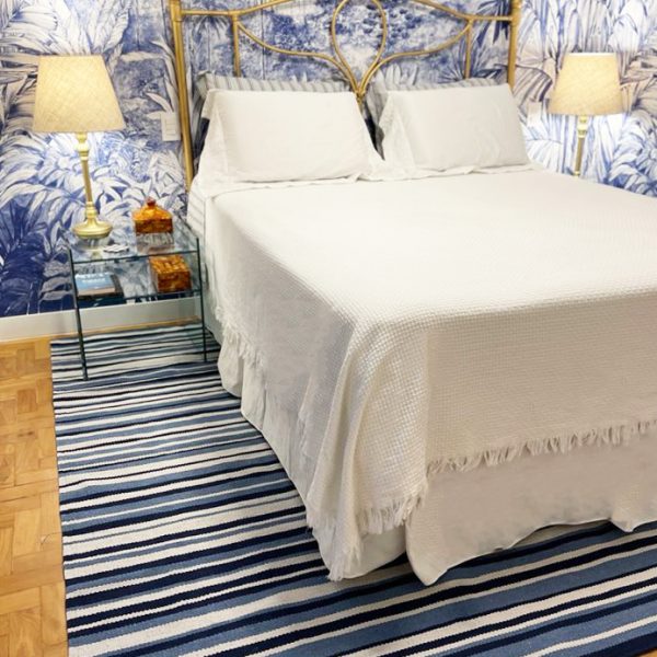Tapete em Quarto azul com listras finas Cores: Areia, Azul Celeste e  Azul Marinho.